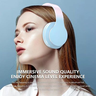 Auriculares coloridos de la historieta de las auriculares del micrófono con anulación de ruido del diseño de la pendiente